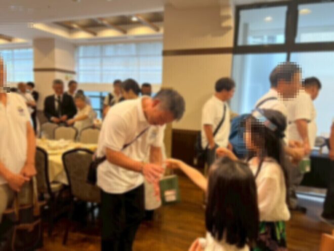 お孫さんが丁寧にお一人ずつお渡ししていました。