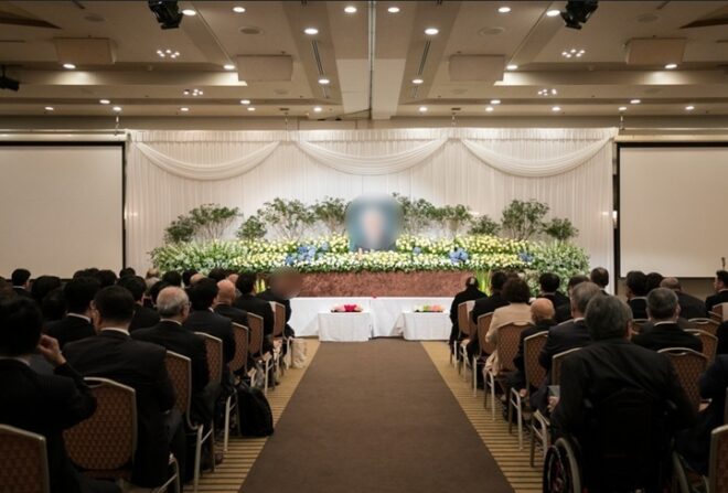 【千里阪急ホテル・大阪】創業者の遺志を汲む「派手にしない」温かな偲ぶ会｜350名規模の企業葬・お別れの会成功事例