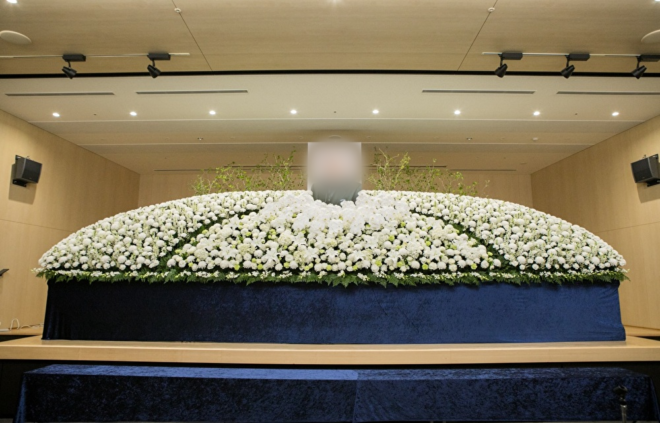 【事例】某医科大学の講堂にて開催名誉教授の偲ぶ会｜案内状の個別化から当日の空間演出まで、医局事務局を全面サポート